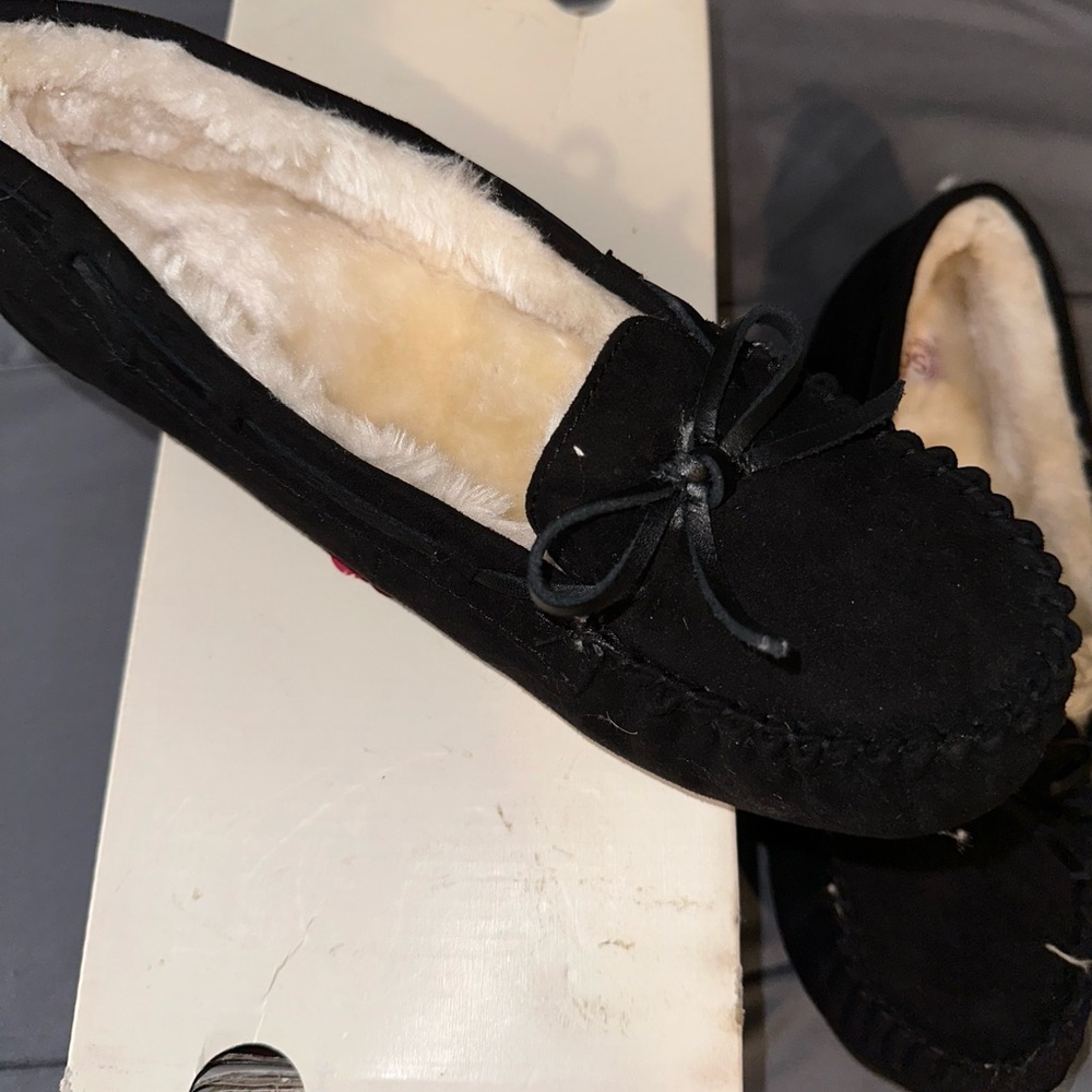 SO Black Women's Moccasins with fuzzy lining. Women’s size 10.